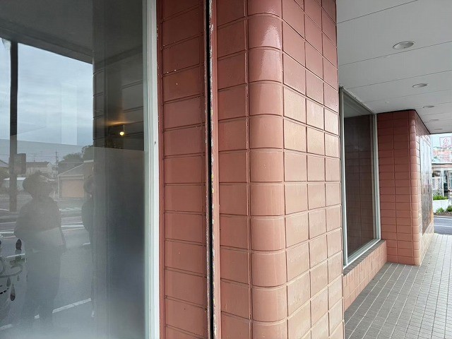 タイル外壁の美容室店舗